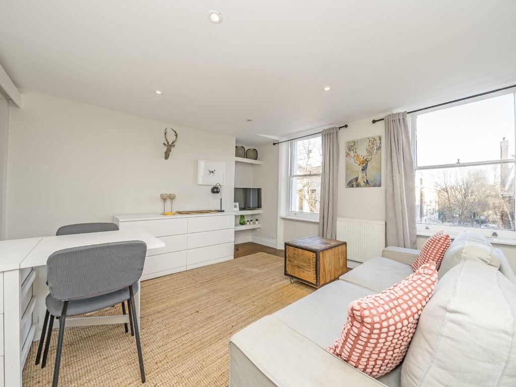 1 bed flat for sale in Upper Street, London N1, £365,000