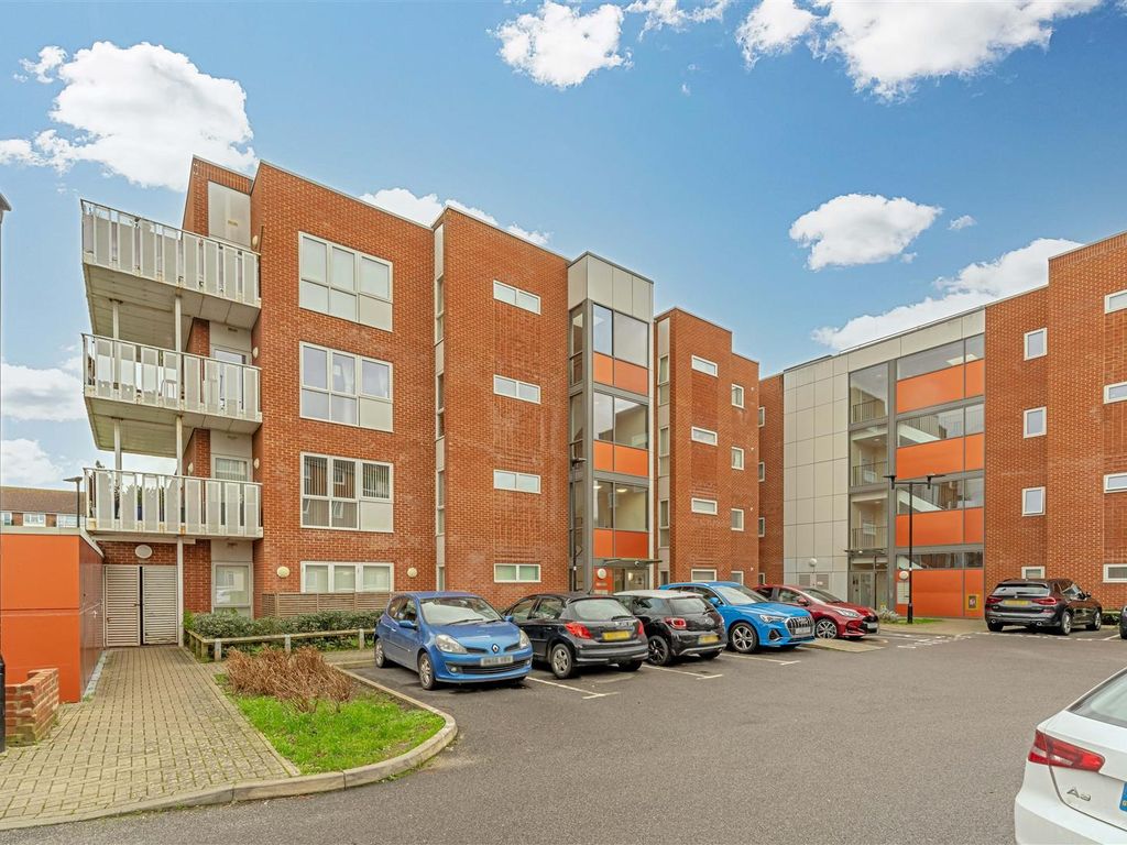 2 bed flat for sale in Lake Court, Mccarthy Road, Hanworth TW13, £150,000