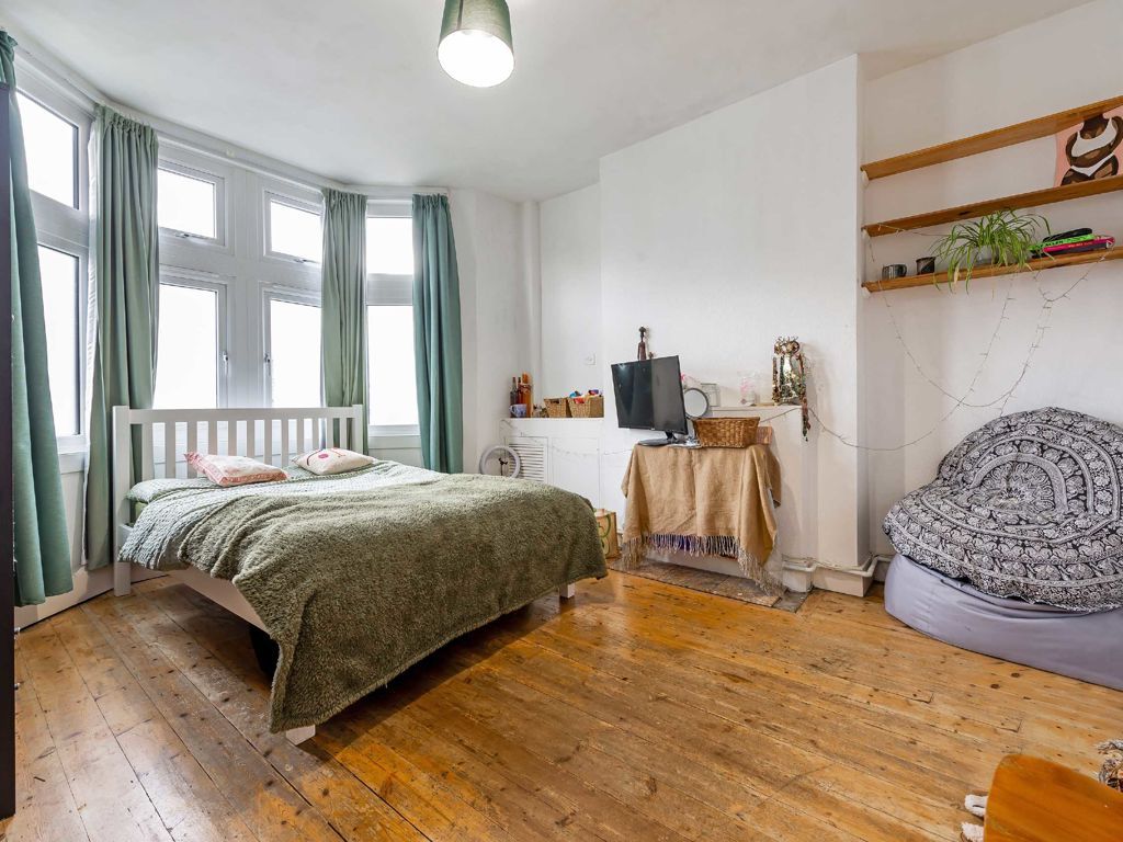 1 bed flat for sale in Cornwall Road, London N15, £375,000