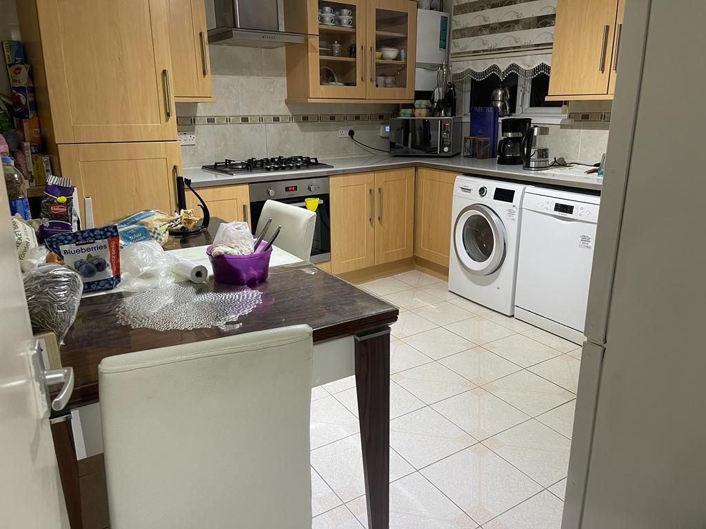 2 bed flat to rent in Fore Street, London N18, £1,900 pcm