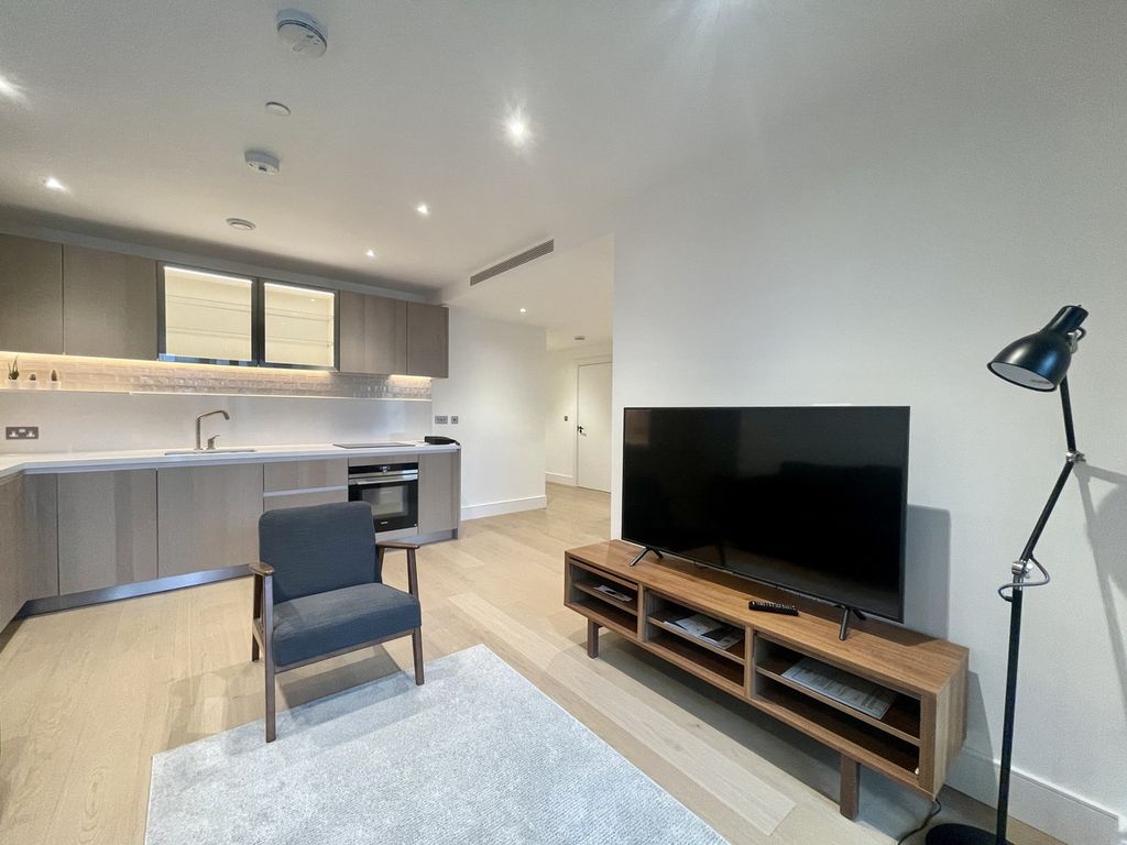 1 bed flat to rent in Palmer Road, Battersea Park SW11, £3,100 pcm