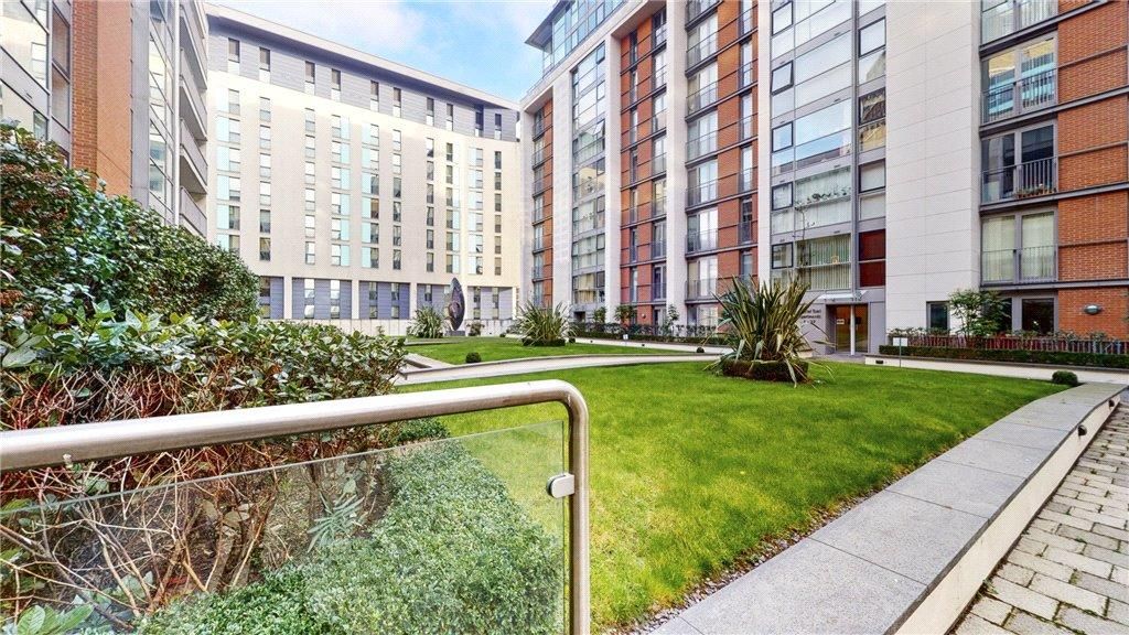 3 bed penthouse for sale in Western Gateway, London E16, £775,000
