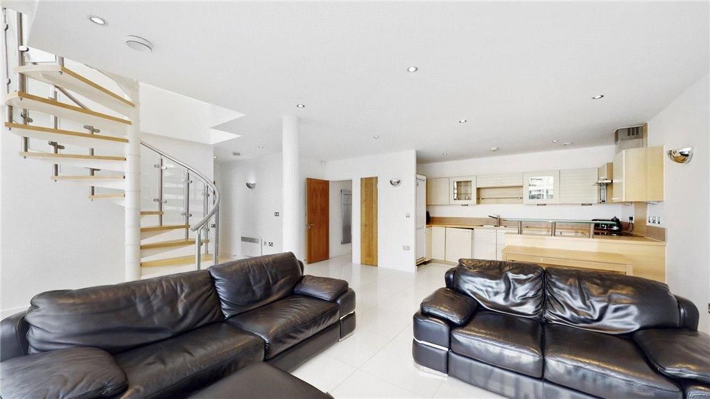 3 bed penthouse for sale in Western Gateway, London E16, £775,000