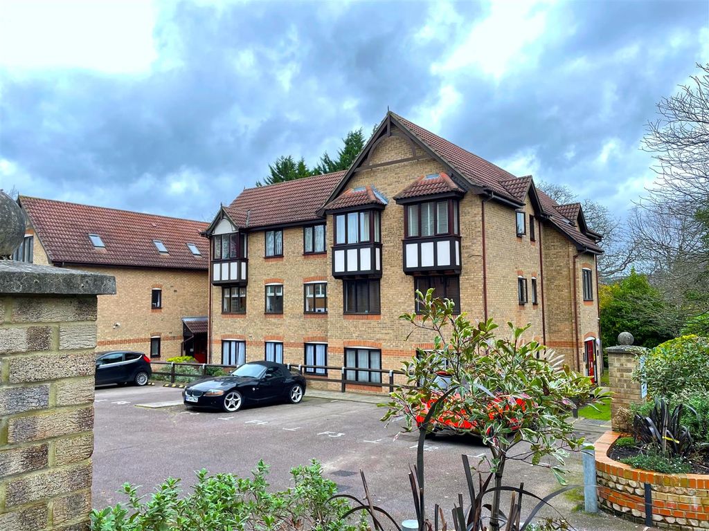 2 bed flat for sale in Durham Avenue, Bromley BR2, £325,000