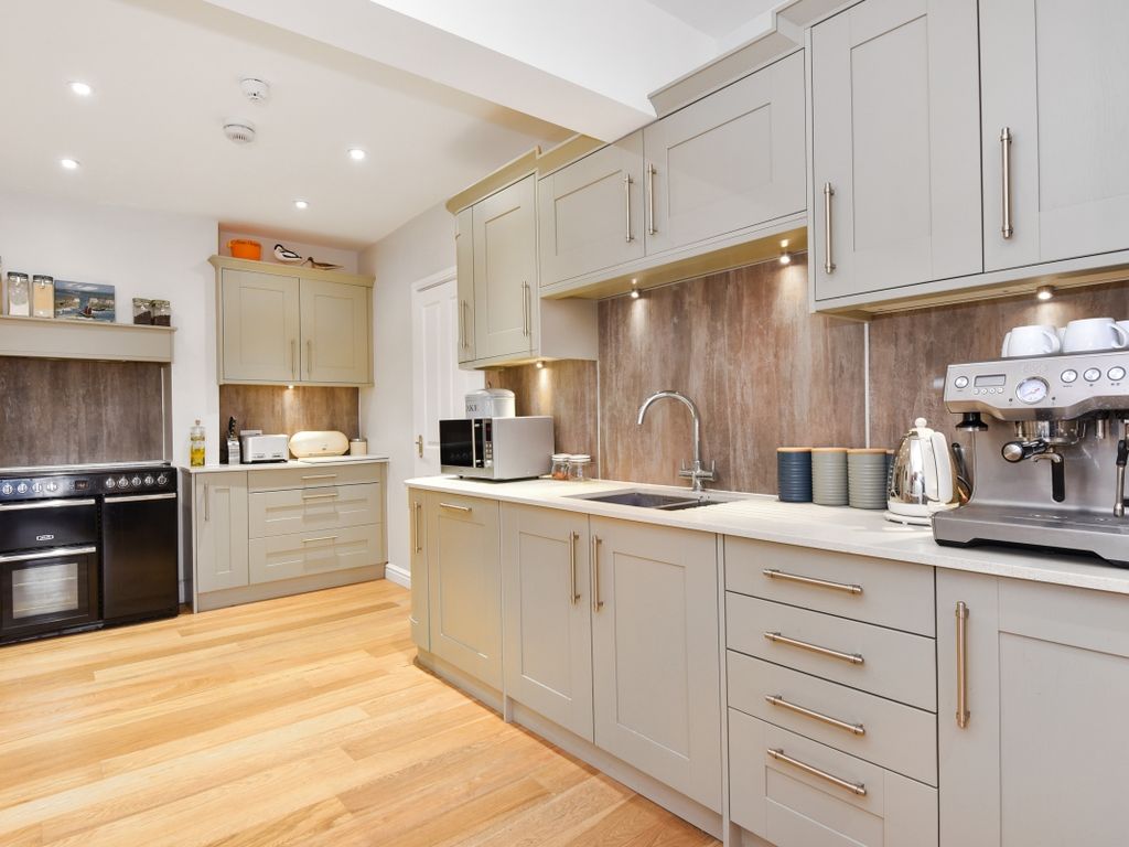 2 bed flat to rent in Black Horse Way, Horsham RH12, £1,695 pcm