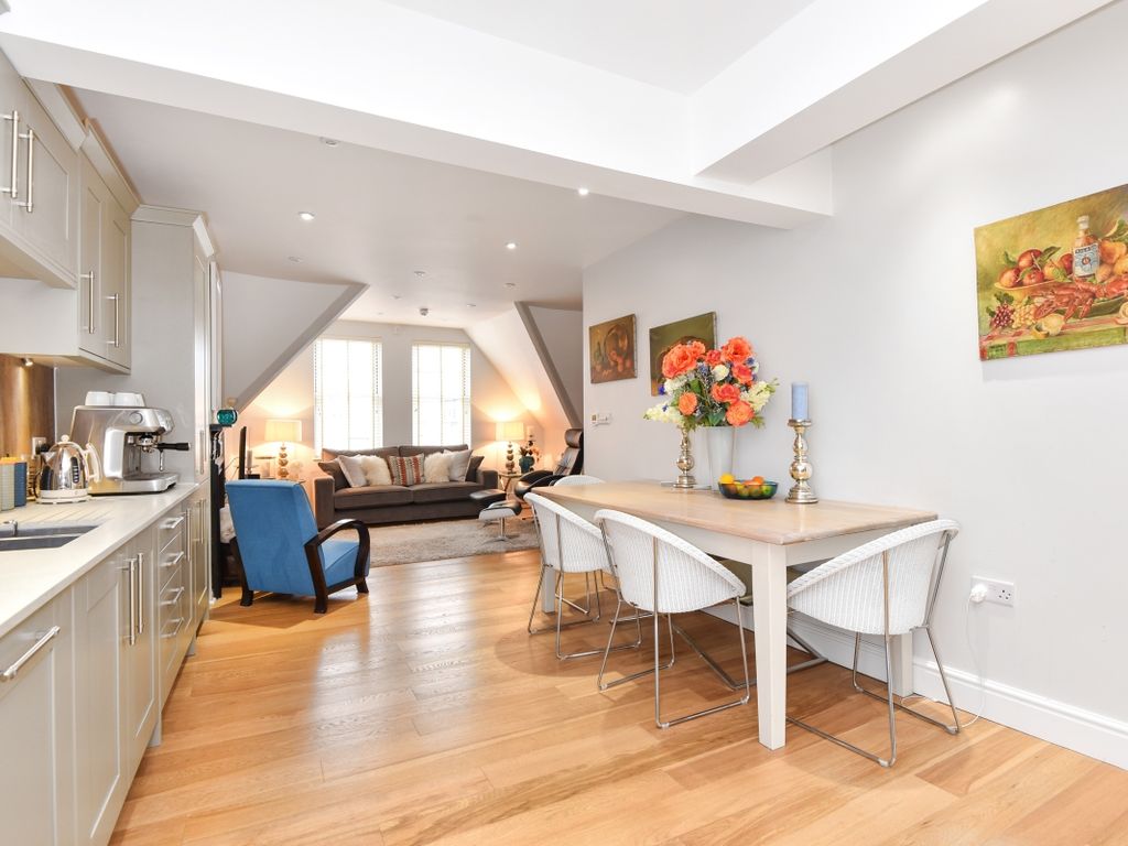2 bed flat to rent in Black Horse Way, Horsham RH12, £1,695 pcm
