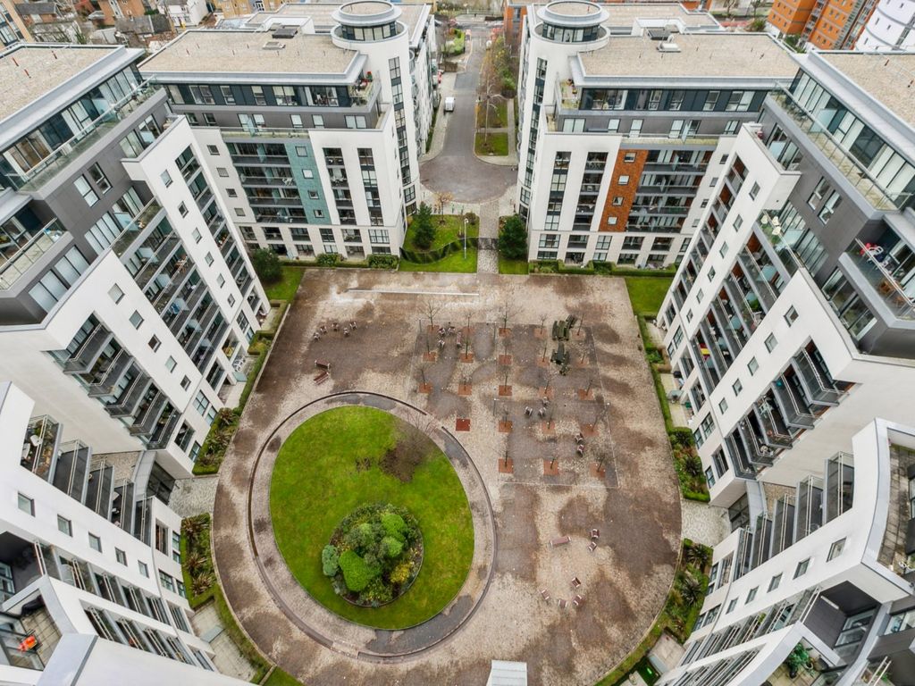 3 bed flat to rent in Hyperion Tower, Pump House Crescent TW8, £6,500 pcm