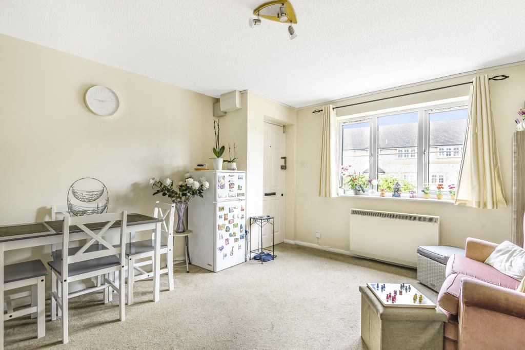 1 bed flat for sale in Bagshot, Surrey GU19, £190,000