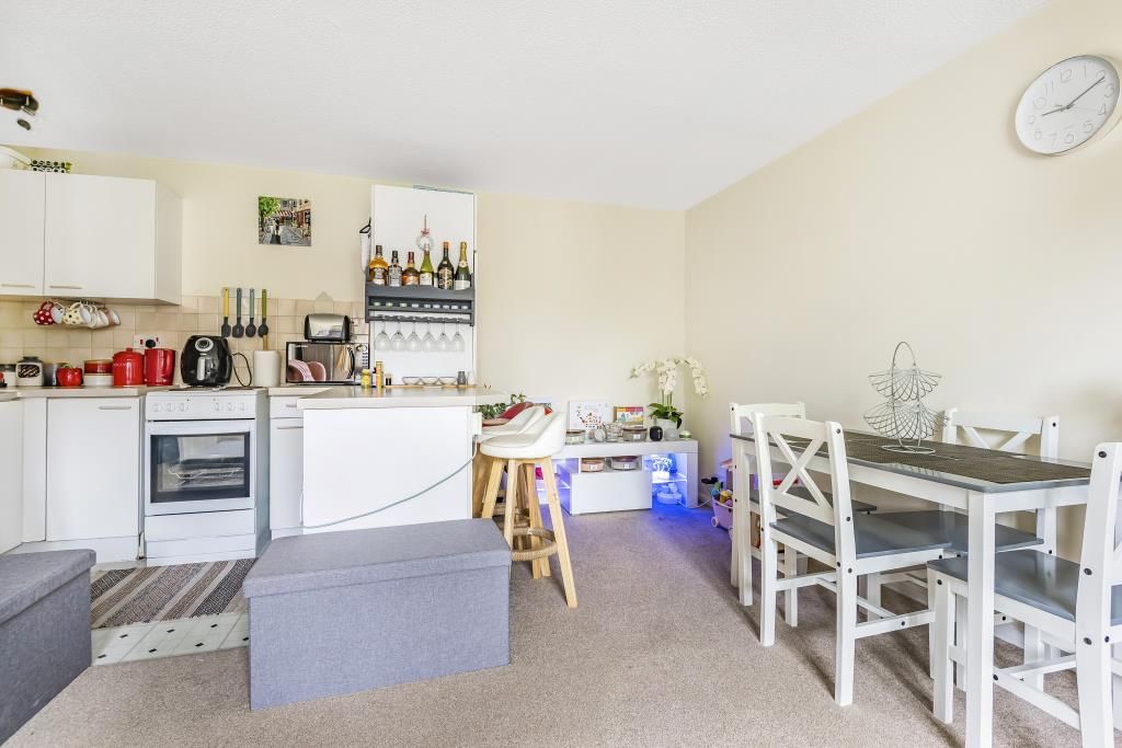 1 bed flat for sale in Bagshot, Surrey GU19, £190,000
