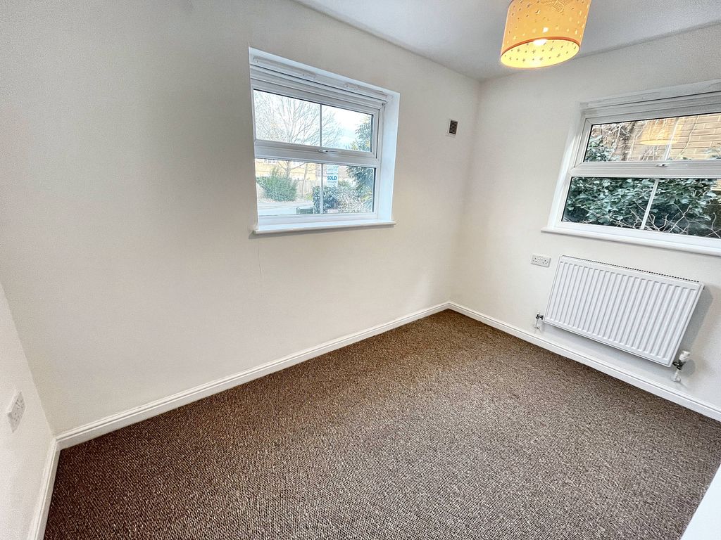 2 bed flat to rent in Chalvey Grove, Slough SL1, £1,350 pcm