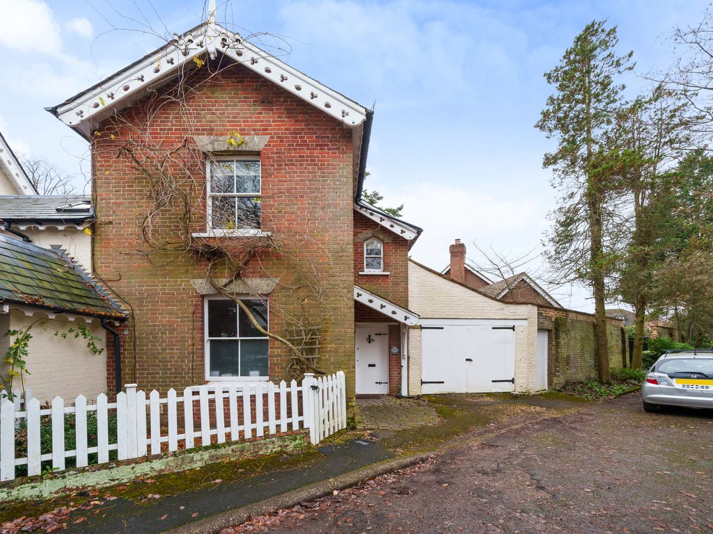2 bed end terrace house for sale in Hedgerley Lane, Gerrards Cross SL9, £575,000
