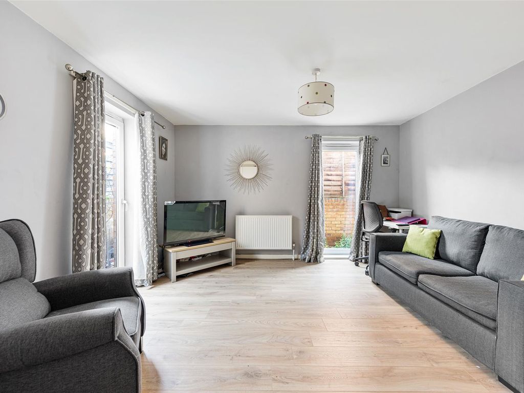 1 bed flat for sale in Walton Road, London E12, £245,000