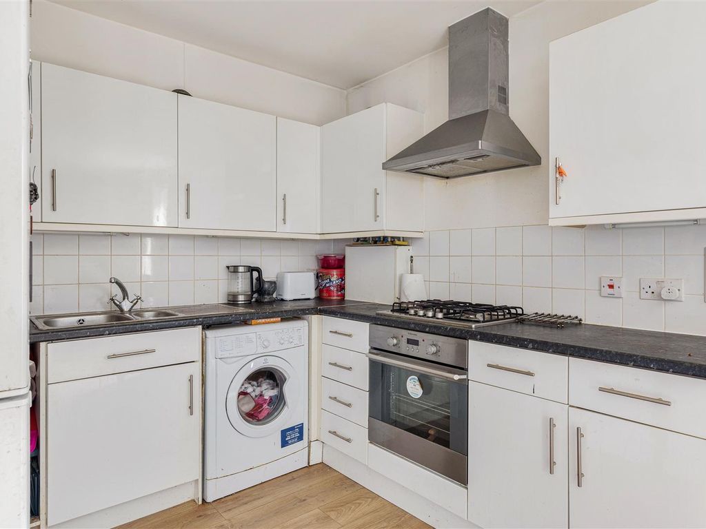 1 bed flat for sale in Walton Road, London E12, £245,000