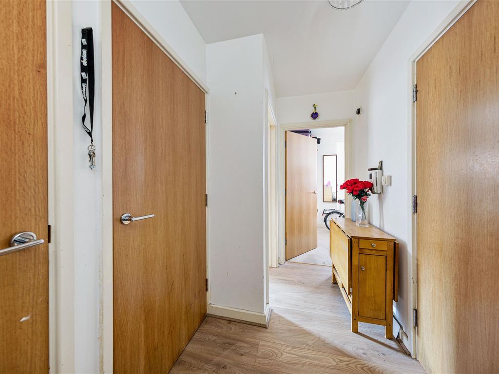 1 bed flat for sale in Walton Road, London E12, £245,000