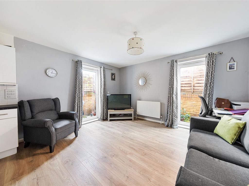 1 bed flat for sale in Walton Road, London E12, £245,000