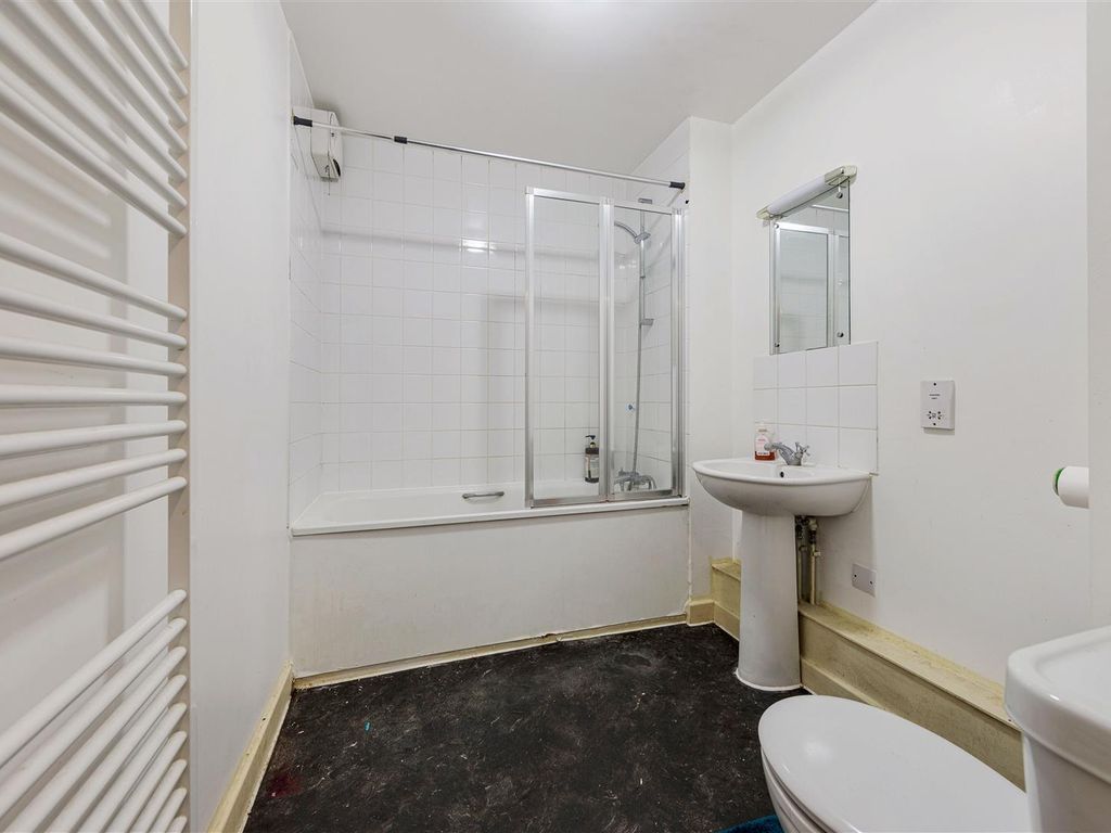 1 bed flat for sale in Walton Road, London E12, £245,000