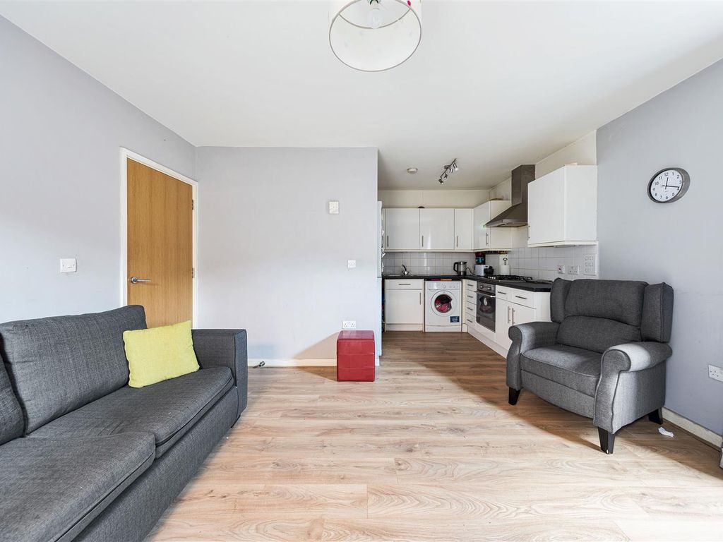 1 bed flat for sale in Walton Road, London E12, £245,000