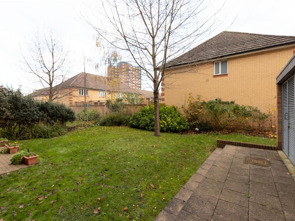 1 bed flat for sale in Walton Road, London E12, £245,000