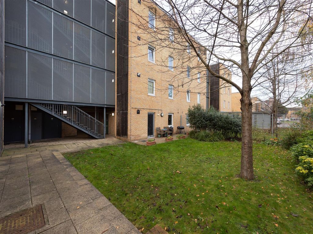 1 bed flat for sale in Walton Road, London E12, £245,000