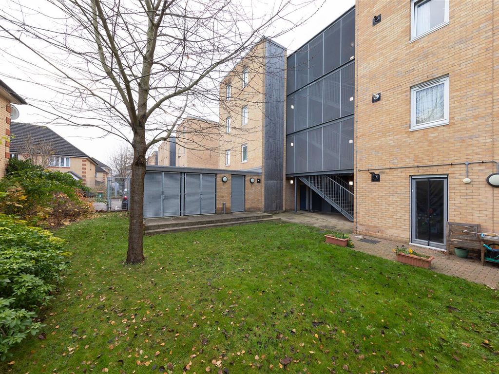 1 bed flat for sale in Walton Road, London E12, £245,000