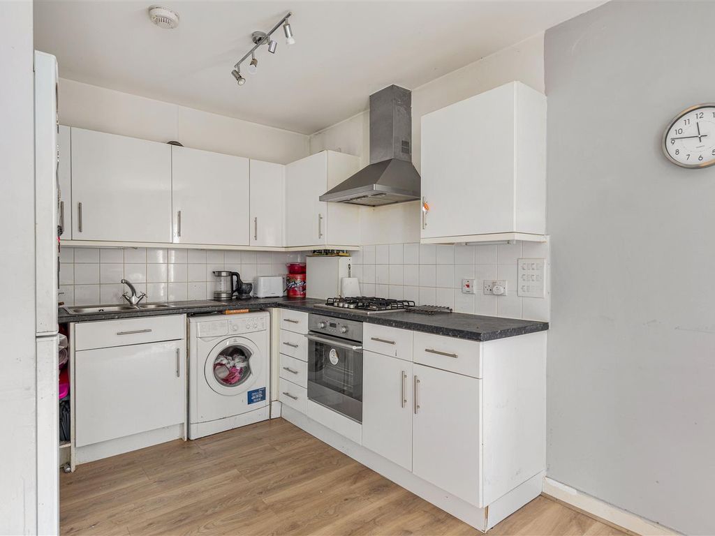 1 bed flat for sale in Walton Road, London E12, £245,000