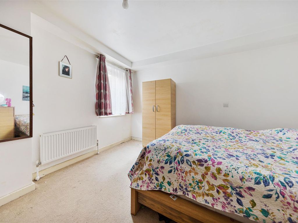 1 bed flat for sale in Walton Road, London E12, £245,000