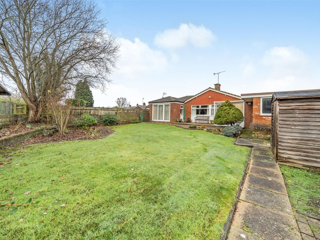 3 bed detached bungalow for sale in Orchard Glade, Headcorn, Ashford TN27, £475,000