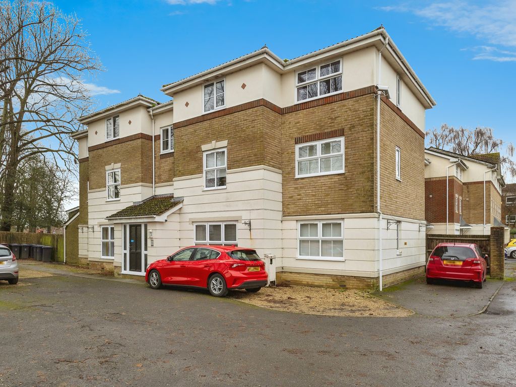 2 bed flat for sale in Harvester Close, Chichester, West Sussex PO19, £225,000