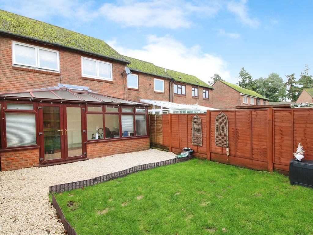 3 bed detached house for sale in Hawthorn Close, Midhurst, West Sussex GU29, £300,000