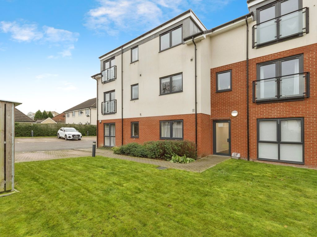 2 bed flat for sale in Cooks Way, Hitchin, Hertfordshire SG4, £325,000