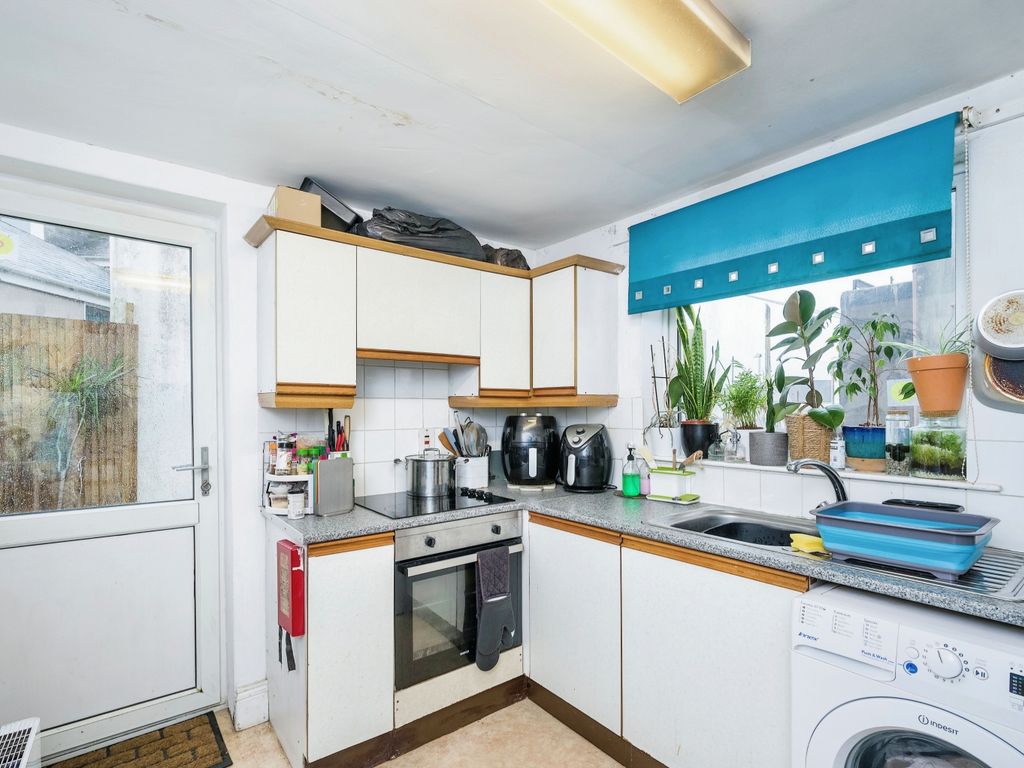 2 bed flat for sale in Clifton Place, Plymouth, Devon PL4, £110,000