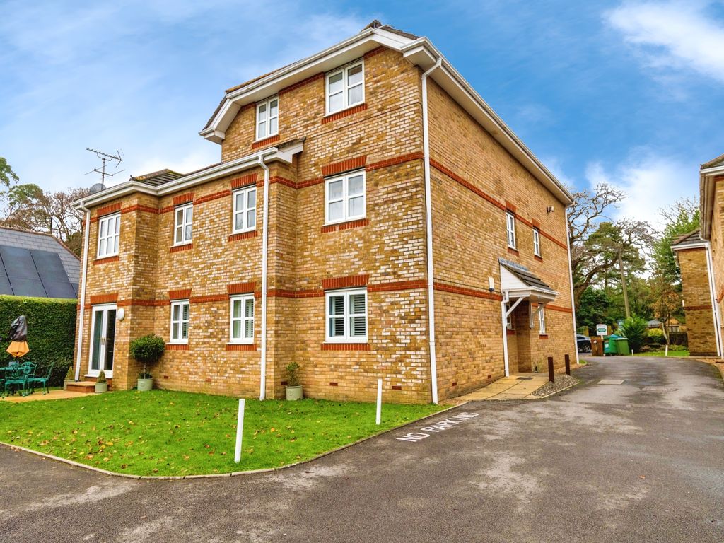 2 bed flat for sale in Winchester Road, Southampton SO16, £225,000