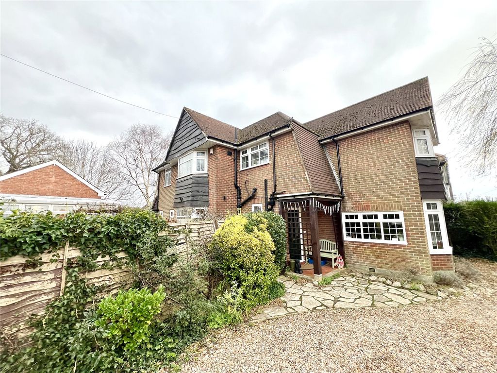 3 bed detached house for sale in Fairmile Road, Christchurch BH23, £675,000