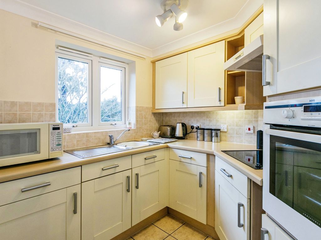 1 bed flat for sale in The Avenue, Branksome Park, Poole, Dorset BH13, £130,000