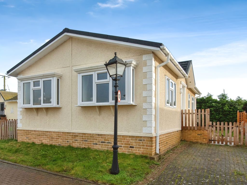 2 bed mobile/park home for sale in Kingsmead, Rymer Court, Barnham, Thetford IP24, £140,000