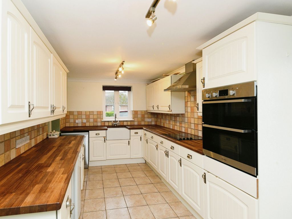 3 bed detached house for sale in St. Nicholas Close, Gayton, King's Lynn, Norfolk PE32, £300,000