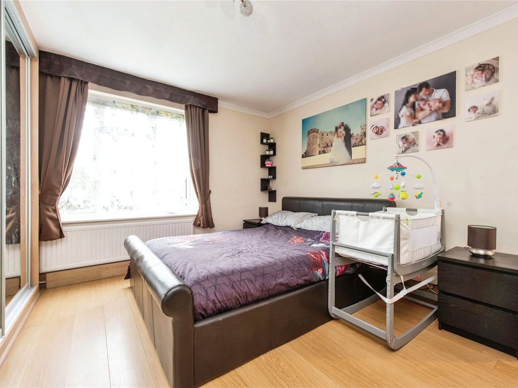 2 bed maisonette for sale in Aboyne Drive, London SW20, £400,000