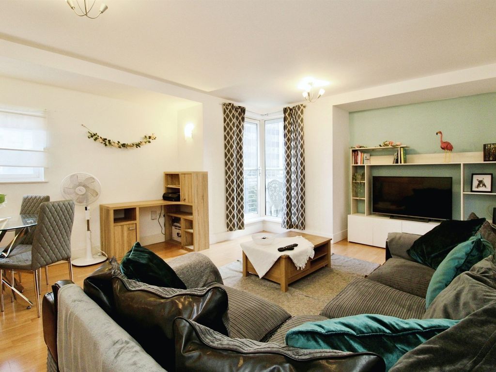 2 bed flat for sale in Queen Street, Cardiff CF10, £210,000