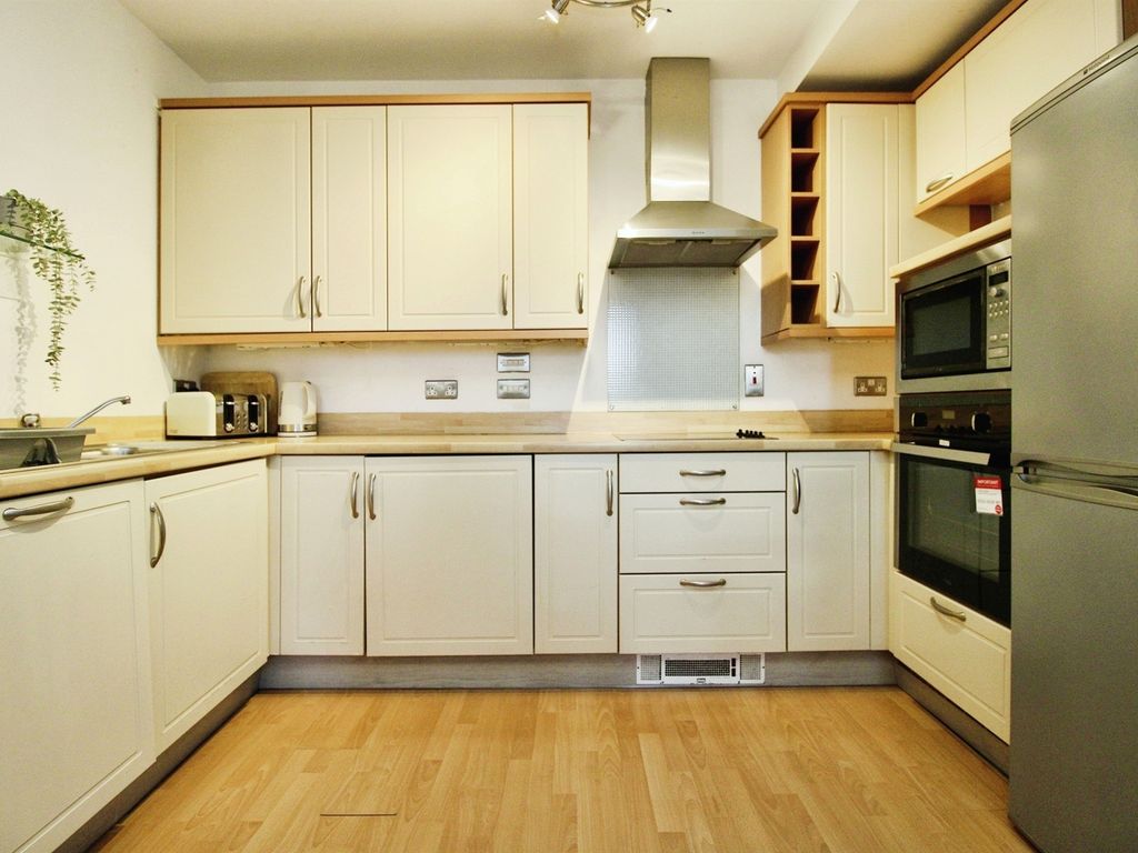 2 bed flat for sale in Queen Street, Cardiff CF10, £210,000