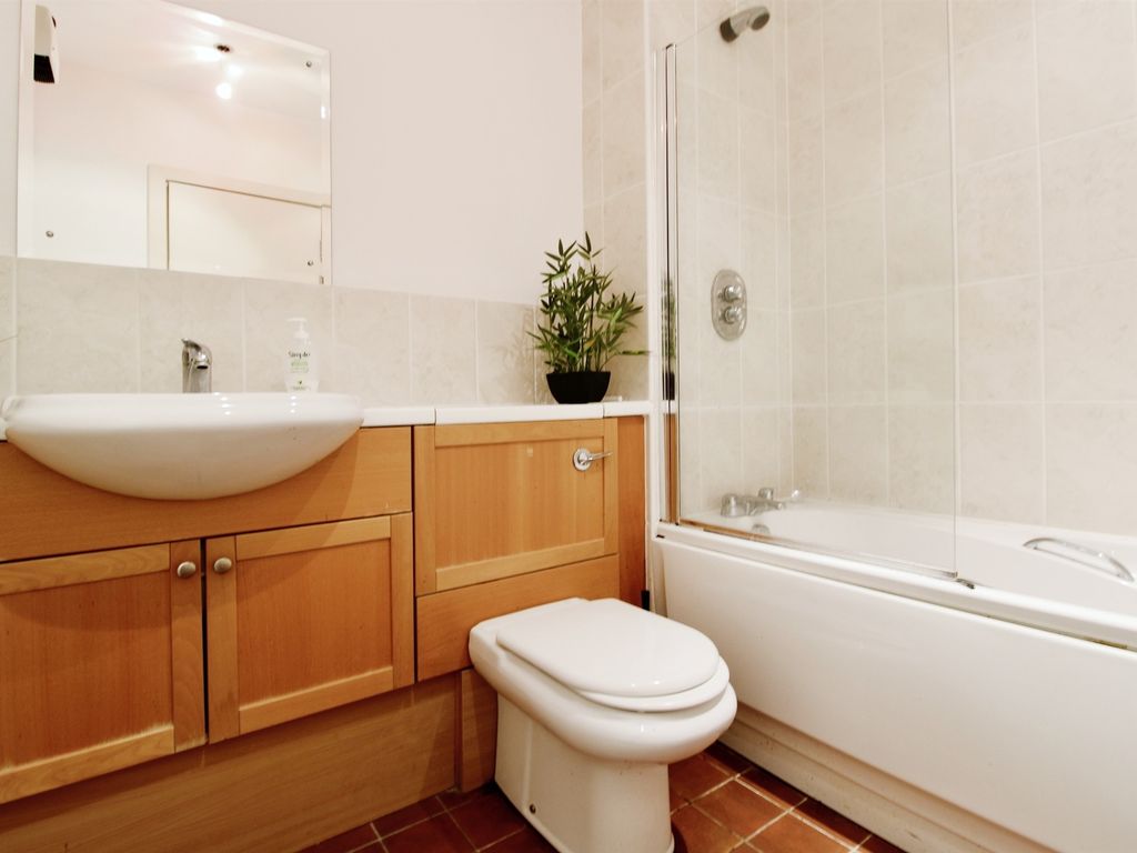 1 bed flat for sale in Queen Street, Cardiff CF10, £170,000