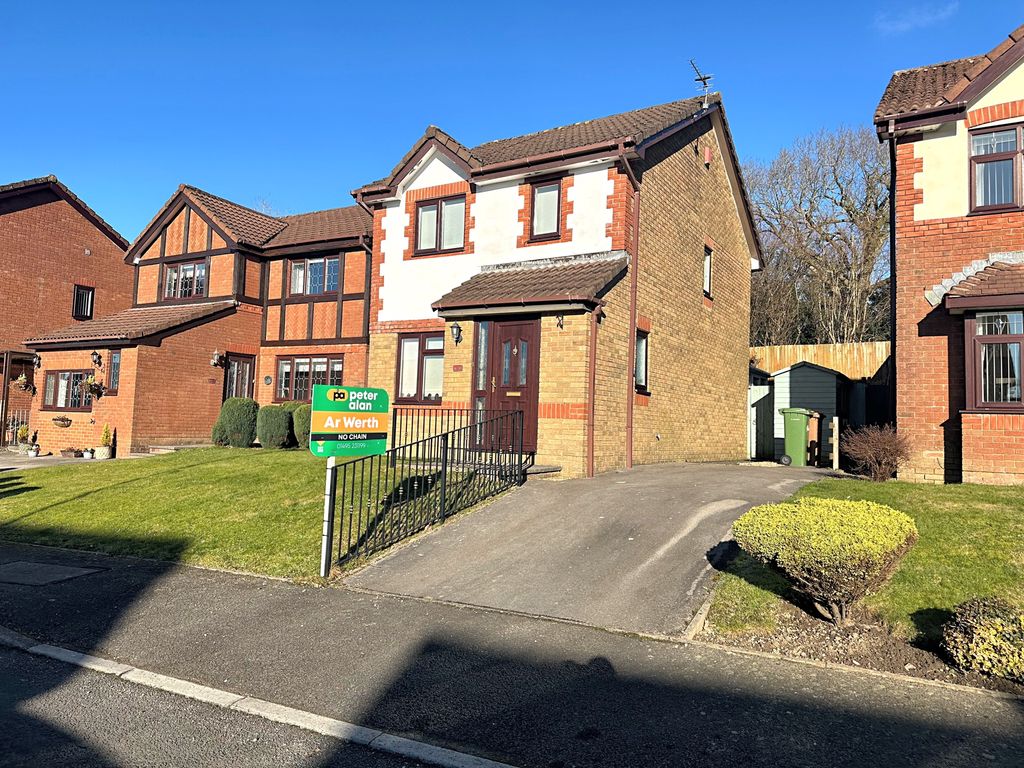 3 bed detached house for sale in Bryn Derw, Blackwood NP12, £250,000
