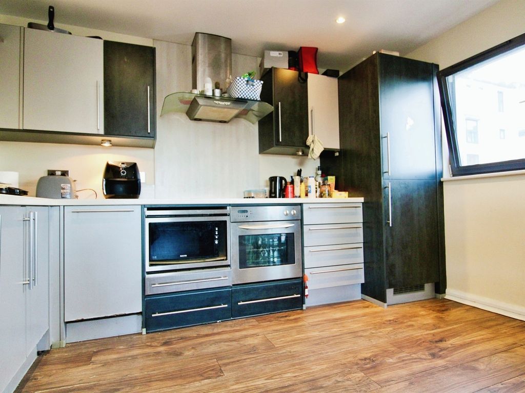 2 bed flat for sale in Churchill Way, Cardiff CF10, £175,000