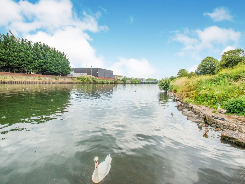2 bed flat for sale in Taffs Mead Embankment, Cardiff CF11, £180,000