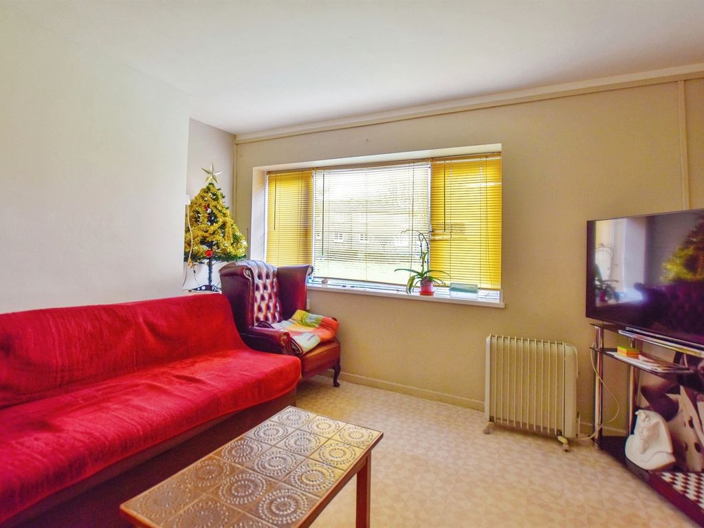 1 bed flat for sale in Burnham Avenue, Llanrumney, Cardiff CF3, £100,000
