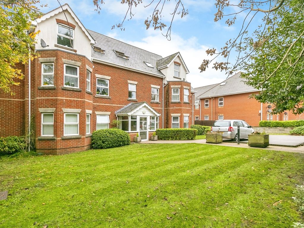 2 bed flat for sale in Alton Road, Bournemouth BH10, £250,000