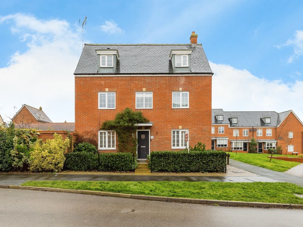 4 bed town house for sale in Honeycomb Way, Buckingham MK18, £390,000