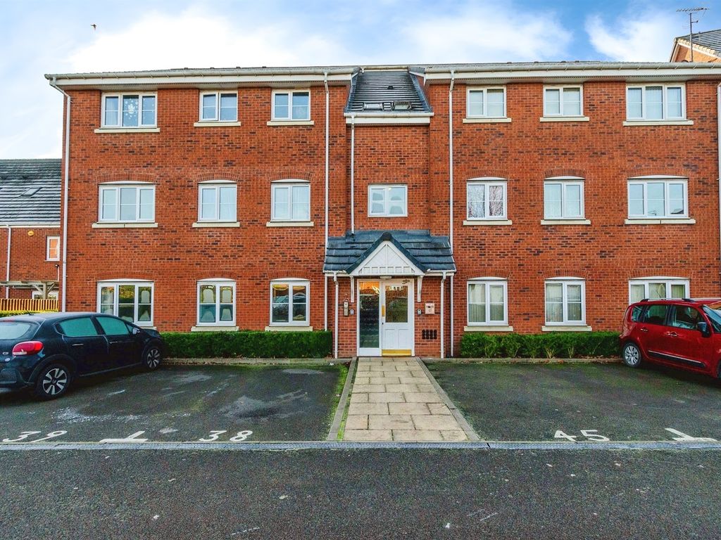 2 bed flat for sale in Russell Street, Willenhall WV13, £110,000