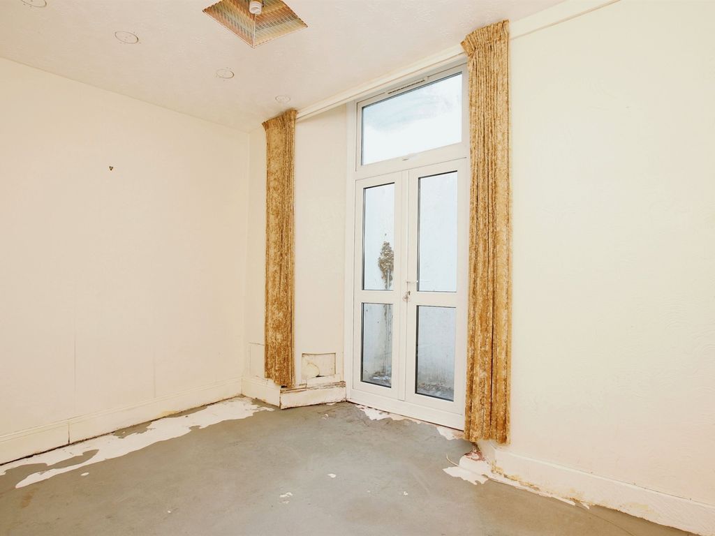 2 bed flat for sale in Higher Woodfield Road, Torquay TQ1, £80,000