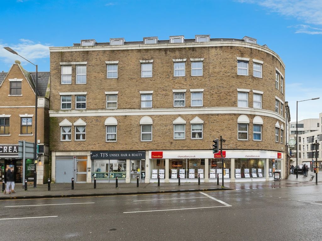 1 bed flat for sale in High Street, Slough SL1, £140,000