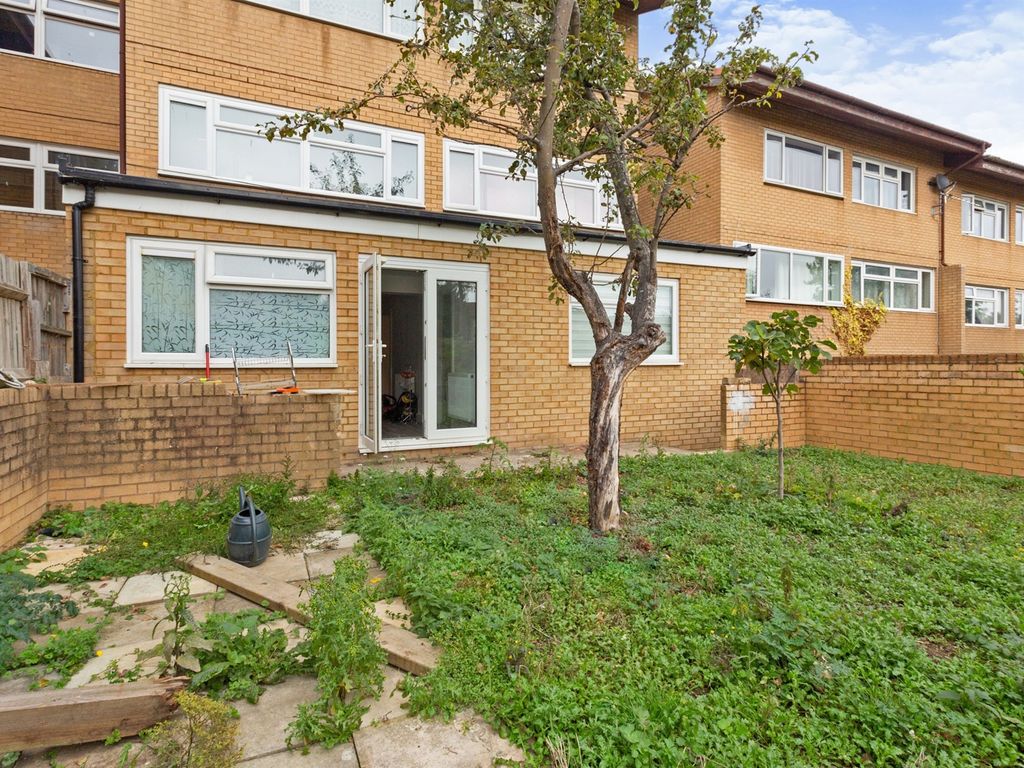 2 bed flat for sale in Conniburrow Boulevard, Conniburrow, Milton Keynes MK14, £260,000